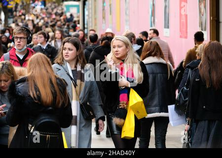 Oxford Street, London, Großbritannien. 12th Dez 2021. Weihnachtseinkäufer im Londoner West End. Oxford Street. Kredit: Matthew Chattle/Alamy Live Nachrichten Stockfoto