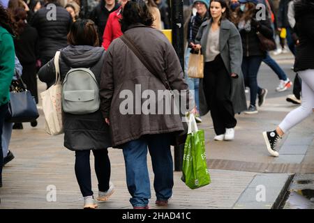 Oxford Street, London, Großbritannien. 12th Dez 2021. Weihnachtseinkäufer im Londoner West End. Oxford Street. Kredit: Matthew Chattle/Alamy Live Nachrichten Stockfoto