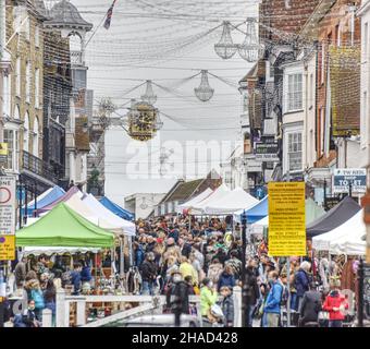 Massen von Menschen, die im Dezember 2021 einen Markt in der Guildford High Street besuchten und sich offenbar der aktuellen Covid-19-Situation nicht bewusst waren Stockfoto