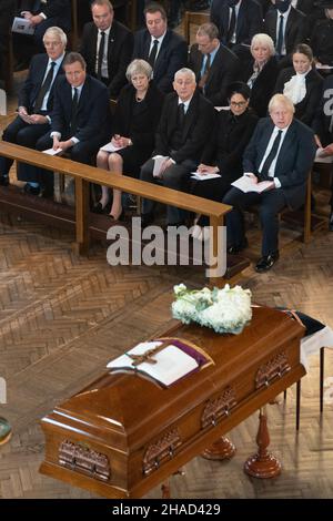 Datei-Foto vom 23/11/21 von Politikern, von links vorne, Reihe ehemalige Premierminister Sir John Major, David Cameron und Theresa May, Sprecher des Unterhauses Sir Lindsay Hoyle, Innenminister Priti Patel und Premierminister Boris Johnson bei der Trauermesse für den Abgeordneten Sir David Amess in der Westminster Cathedral im Zentrum von London. Ausgabedatum: Sonntag, 12. Dezember 2021. Stockfoto