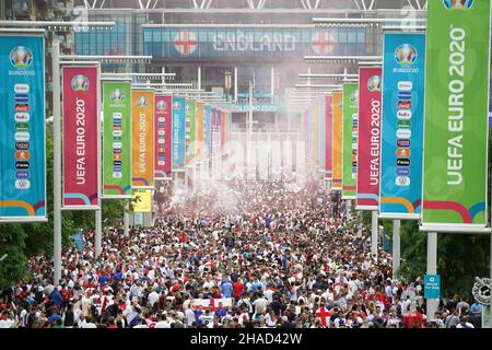 Datei-Foto vom 11/07/21 von Englands Fans vor dem Boden im Wembley Stadium, London.die drei Löwen, nachdem sie Deutschland Ende Juni in Szenen geschlagen hatten, die viele nach der Lockerung der Einschränkungen durch das Coronavirus zu einem symbolischen Anblick erklärten, marschierten bis zum Finale im Wembley Stadium. Ausgabedatum: Sonntag, 12. Dezember 2021. Stockfoto