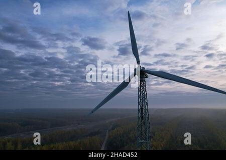 Windturbine mit festem Propeller auf dem Land. Stockfoto