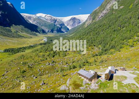 Tungestolen, NORWEGEN - 26-AUGUST-2020: Luftaufnahme der Ferienhütte Tungestolen am Gletscher Jostedalsbre, Tal Langedalen im Hintergrund, Sognefjord Stockfoto