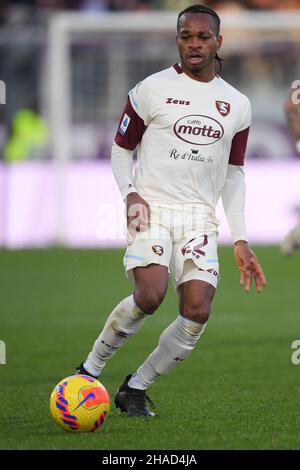 FLORENZ, ITALIEN - 11. DEZEMBER: Joel Obi von US Salernitana in Aktion während der Serie Ein Spiel zwischen ACF Fiorentina und US Salernitana im Stadio Arte Stockfoto