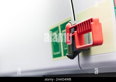 Nothammer zum Glasbruch mit rotem Griff im Fahrgastraum eines Zuges an der Wand. Selektiver Fokus. Nahaufnahme Stockfoto