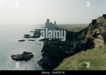 Lavaformationen, genannt Londrangar, an der Südküste der Halbinsel Snaefellsnes, Island. Hochwertige Fotos Stockfoto