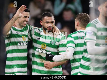 Tom Rogic von Celtic (links) feiert das erste Tor ihrer Mannschaft während des Cinch Premiership-Spiels im Celtic Park, Glasgow. Bilddatum: Sonntag, 12. Dezember 2021. Stockfoto