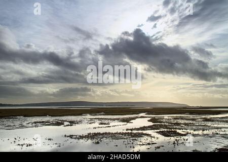 Blick vom Solent Way Fußweg in Keyhaven über den Solent und Pennington Marshes zu den Needles und Isle of Wight, Großbritannien Stockfoto