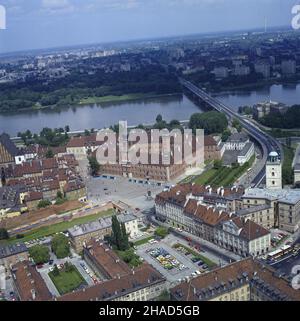 Warszawa 02,1988. Widok z lotu ptaka na plac Zamkowy i Zamek Królewski (C) na Starym Mieœcie, most Œl¹sko-D¹browski na Wiœle. W g³êbi Panorama prawobrze¿nej Warszawy. mw PAP/Ireneusz Sobieszczuk Dok³adny dzieñ wydarzenia nieustalony. Warschau Februar 1988. Ein Blick aus der Vogelperspektive auf den Zamkowy-Platz und das königliche Schloss (im Zentrum) in der Altstadt, die Slasko-Dabrowski-Brücke an der Weichsel. Im Hintergrund der Blick auf den Bezirk Praga (am rechten Ufer der Weichsel). mw PAP/Ireneusz Sobieszczuk Dok³adny dzieñ wydarzenia nieustalony. Stockfoto