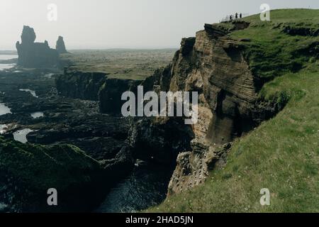 Lavaformationen, genannt Londrangar, an der Südküste der Halbinsel Snaefellsnes, Island. Hochwertige Fotos Stockfoto