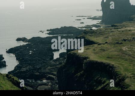 Lavaformationen, genannt Londrangar, an der Südküste der Halbinsel Snaefellsnes, Island. Hochwertige Fotos Stockfoto