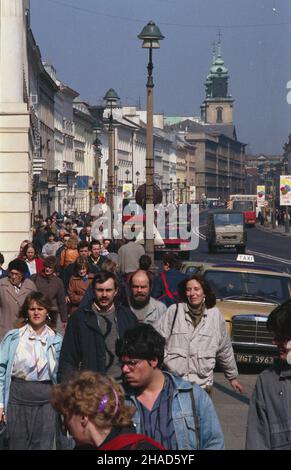 Warszawa 05,1988. Ulica Nowy Œwiat. W g³êbi wie¿A koœcio³a pw. Œwiêtego Krzy¿a wb PAP/Jan Morek Dok³adny dzieñ wydarzenia nieustalony. Warschau Mai 1988. Nowy Swiat Street. Im Hintergrund der Turm der St. Cross Kirche. wb PAP/Jan Morek Veranstaltungstag unbekannt Stockfoto