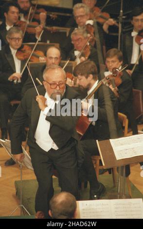 Kraków 06,1988. Festiwal Muzyki Krzysztofa Pendereckiego (11-16.06.1988). NZ. Kompozytor, dygent i pedagog muzyczny Krzysztof Penderecki podczas koncertu w Filharmonii im. Karola Szymanowskiego. wb PAP/Jan Morek Dok³adny dzieñ wydarzenia nieustalony. Krakau Juni 1988. Das Krzysztof Penderecki Music Festival (11.-16. Juni 1988). Die Eröffnung der Ausstellung der Originalpartituren des Komponisten. Im Bild: Der Komponist, Dirigent und Musiklehrer während eines Konzerts in der Karol Szymanowski Philharmonic Hall. wb PAP/Jan Morek Termin unbekannt. Stockfoto