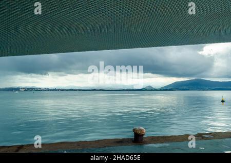 SANTANDER, SPANIEN - 8. JULI 2021: Blick auf die Bucht von Santander vom Botin Center, einem Kunstzentrum in Santander (Kantabrien, Spanien). Das Gebäude wurde entworfen Stockfoto