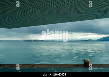 SANTANDER, SPANIEN - 8. JULI 2021: Blick auf die Bucht von Santander vom Botin Center, einem Kunstzentrum in Santander (Kantabrien, Spanien). Das Gebäude wurde entworfen Stockfoto