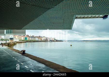 SANTANDER, SPANIEN - 8. JULI 2021: Blick auf die Bucht von Santander vom Botin Center, einem Kunstzentrum in Santander (Kantabrien, Spanien). Das Gebäude wurde entworfen Stockfoto