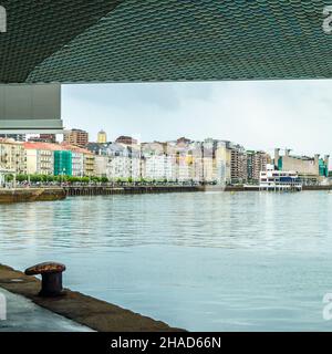 SANTANDER, SPANIEN - 8. JULI 2021: Blick auf die Bucht von Santander vom Botin Center, einem Kunstzentrum in Santander (Kantabrien, Spanien). Das Gebäude wurde entworfen Stockfoto