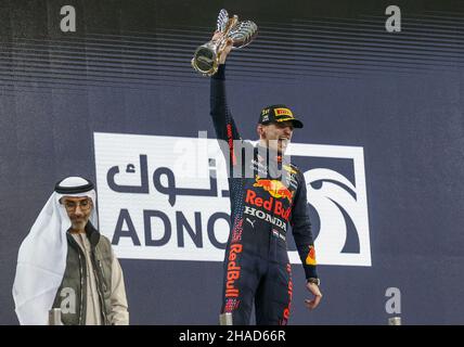 Yas Marina Circuit, Yas Island, 12. Dezember 2021 Max Verstappen (NED), Red Bull Racing RB16B feiert auf dem Podium die Trophäe während der FORMEL 1 ETIHAD AIRWAYS ABU DHABI GRAND PRIX 2021 Vereinigte Arabische Emirate Phil Duncan Stockfoto