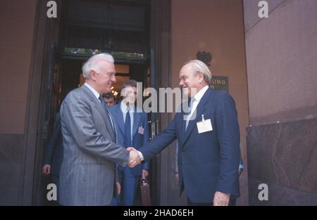 Warszawa 12.07.1988. Wizyta sekretarza generalnego Komunistycznej Partii Zwi¹zku Radzieckiego Michai³a Gorbaczowa w Polsce (11-16.07.1988). Spotkanie ministrów Spraw zagranicznych PRL Tadeusza Olechowskiego (P) i ZSRR Eduarda Szewardnadze (L). wb PAP/Tomasz Pra¿mowski Warschau 12. Juli 1988. Der Besuch des Generalsekretärs der Kommunistischen Partei der Sowjetunion, Michail Gorbatschow (in Polen (11-16. Juli 1988). Treffen zwischen Außenminister Tadeusz Olechowski (rechts) und Außenminister Eduard Shewardnadze (links) der UdSSR. wb PAP/Tomasz Prazmowski Stockfoto