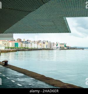 SANTANDER, SPANIEN - 8. JULI 2021: Blick auf die Bucht von Santander vom Botin Center, einem Kunstzentrum in Santander (Kantabrien, Spanien). Das Gebäude wurde entworfen Stockfoto