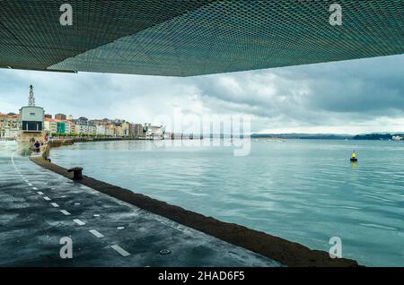 SANTANDER, SPANIEN - 8. JULI 2021: Blick auf die Bucht von Santander vom Botin Center, einem Kunstzentrum in Santander (Kantabrien, Spanien). Das Gebäude wurde entworfen Stockfoto