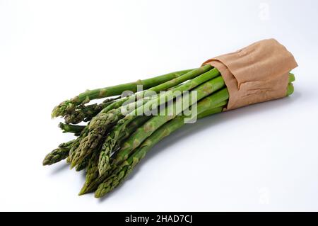 Spargel in braunem Geschenkpapier verpackt Stockfoto