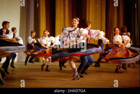 Warszawa, 1988-11-06. Wystêpy Zespo³u Pieœni i Tañca Œl¹sk w Sali Kongressowej Pa³acu Kultury i Nauki, z okazji 71. Rocznicy rewolucji paŸdziernikowej. NZ. zespó³ w strojach cieszyñskich. gr. PAP/Jan Morek Stockfoto