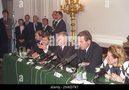 Österreich Wiedeñ 24.11.1988. Oficjalna wizyta premiera Polskiej Rzeczpospolitej Ludowej Mieczys³awa Rakowskiego w Republice Federalnej Austrii. Conferencja prasowa. NZ. m.in. Kanzlerz föderalny Austrii Franz Vranitzky (2P), Premier PRL Mieczys³aw Rakowski (3P), polski t³umacz Andrzej Szynka (4P). js PAP/Jerzy Ochoñski Österreich Wien 24. November 1988. Der offizielle Besuch des Premierministers der Polnischen Volksrepublik (PRL) Mieczyslaw Rakowski in Österreich. Pressekonferenz. Im Bild: Österreichs Bundeskanzler Franz Vranitzky (2nd rechts), PRL-Ministerpräsident Mieczyslaw Rakowski (3rd rechts) Pol Stockfoto