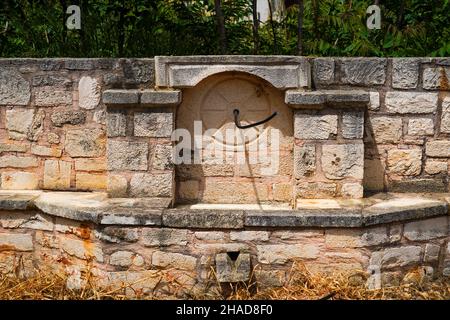 Alte Steinsonnenuhr, fotografiert in Heraklion, Kreta, Griechenland. Stockfoto