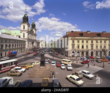 Warszawa 05,1989. Ulica Krakowskie Przedmieœcie, stanowi¹ca pó³nocny odcinek Traktu Królewskiego. NZ. pomnik Miko³aja Kopernika d³uta Bertela Thorvaldsena, po lewej koœció³ pw. œw. Krzy¿a. ka PAP/Jan Morek Dok³adny dzieñ wydarzenia nieustalony. Warschau Mai 1989. Krakowskie Przedmiescie Street, die nördliche Seite der Royal Route. Im Bild: Das Denkmal für Nicolaus Copernicus von Bertel Thorvaldsen, von links die Heilig-Kreuz-Kirche. ka PAP/Jan Morek Termin unbekannt. Stockfoto