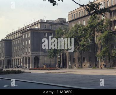 Kraków 06,1989. Plac Centralny i aleja Ró¿ w dzielnicy Nowa Huta. ka PAP/Jerzy Ochoñski Dok³adny dzieñ wydarzenia nieustalony. Krakau Juni 1989. Der zentrale Platz und die Roz Avenue im Nowa Huta Bezirk. ka PAP/Jerzy Ochonski Veranstaltungsdatum unbekannt. Stockfoto