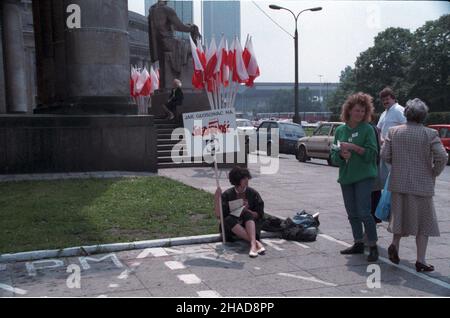 Warszawa, 1989-06-04. Wybory do Sejmu i Senatu. Punkt informacyjny Solidarnoœci przed lokalem Obwodowej Komisji Wyborczej (Pa³ac Kultury i Nauki) na placu Defilad. gr PAP/Ireneusz Sobieszczuk Stockfoto