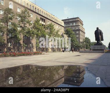 Kraków 06,1989. Aleja Ró¿ w dzielnicy Nowa Huta. Z prawej pomnik W³odzimierza Lenina, Denkmal zaprojektowany przez Mariana Koniecznego, wykonany z br¹zu. ka PAP/Jerzy Ochoñski Dok³adny dzieñ wydarzenia nieustalony. Krakau Juni 1989. Roz Avenue in Nowa Huta. Von rechts das Denkmal für Wladimir Iljitsch Lenin, das Denkmal von Marian Konieczny entworfen und in Bronze hergestellt. ka PAP/Jerzy Ochonski Datum der Veranstaltung unbekannt. Stockfoto