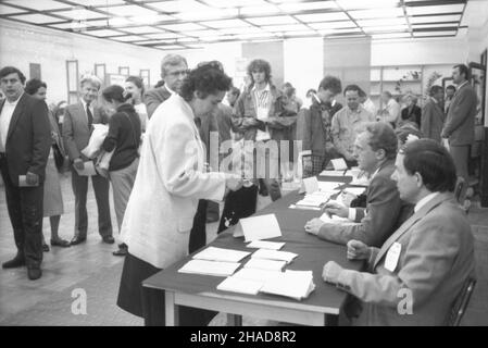 Warszawa 1989-06-04. Wybory do Sejmu i Senatu. NZ: w lokalu Obwodowej Komisji Wyborczej Nr 40 Przy ulicy Gubinowskiej, w godzinach po³udniowych. jm/soa PAP/Janusz Mazur Stockfoto