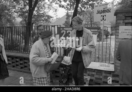 Warszawa, 1989-06-04. Wybory do Sejmu i Senatu. Punkt informacyjny Solidarnoœci przed lokalem Obwodowej Komisji Wyborczej przy ul. Parkowej 23, w budynku Medycznego Studium Zawodowego nr. 1 im. Pielêgniarek Warszawy. gr PAP/Grzegorz Rogiñski Stockfoto