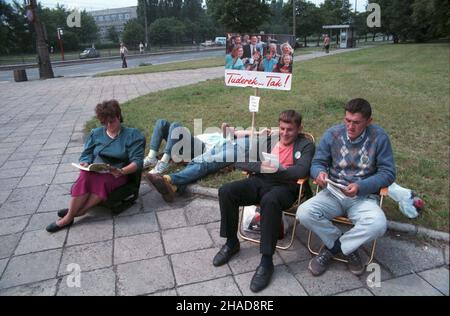 Warszawa, 1989-06-04. Wybory do Sejmu i Senatu. Punkt informacyjny kandydata na senatora Grzegorza Tuderka. gr PAP/Ireneusz Sobieszczuk Stockfoto