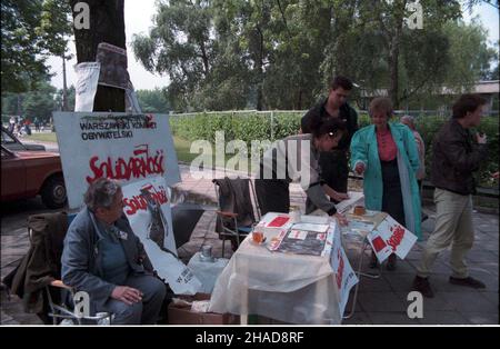 Warszawa, 1989-06-04. Wybory do Sejmu i Senatu. Punkt informacyjny Solidarnoœci przed lokalem Obwodowej Komisji Wyborczej na ¯oliborzu. gr PAP/Ireneusz Sobieszczuk Stockfoto