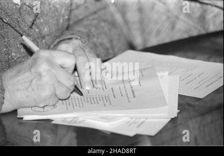 Warszawa, 1989-06-04. Wybory do Sejmu i Senatu. G³osowanie w lokalu Obwodowej Komisji Wyborczej nr 141 przy ul. Parkowej. gr PAP/Grzegorz Rogiñski Stockfoto