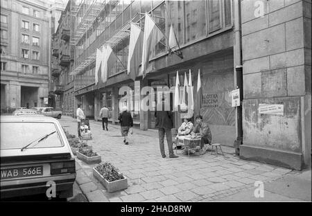 Warszawa, 1989-06-04. Wybory do Sejmu i Senatu. Punkt informacyjny Solidarnoœci przed lokalem Obwodowej Komisji Wyborczej (gmach Biblioteki Publicznej m.st. Warszawy), przy ul. Koszykowej. gr PAP/Ireneusz Sobieszczuk Stockfoto