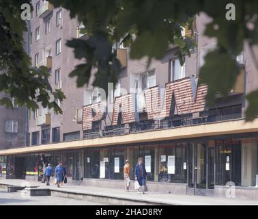 Kraków 06,1989. Aleja Ró¿ w dzielnicy Nowa Huta. NZ. bran¿owy Salon mody Paw. ka PAP/Jerzy Ochoñski Dok³adny dzieñ wydarzenia nieustalony. Krakau Juni 1989. Roz Avenue in Nowa Huta. Im Bild: Das Paw (Peacock) Modehaus. ka PAP/Jerzy Ochonski Veranstaltungsdatum unbekannt. Stockfoto