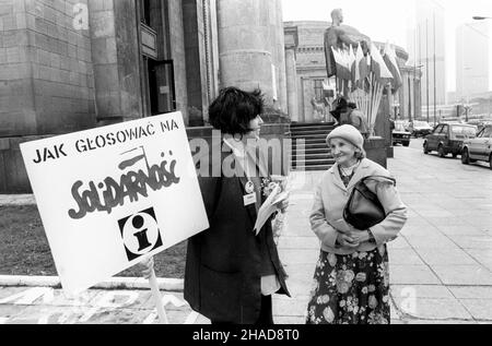 Warszawa, 1989-06-04. Wybory do Sejmu i Senatu. Punkt informacyjny Solidarnoœci przed lokalem Obwodowej Komisji Wyborczej (Pa³ac Kultury i Nauki) na placu Defilad. gr PAP/Ireneusz Sobieszczuk Stockfoto