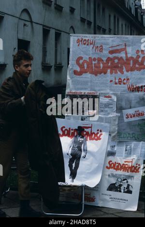 Warszawa, 1989-06-04. Wybory do Sejmu i Senatu, punkt wyborczy przy ul. Stanis³awa Wyspiañskiego na ¯oliborzu. NZ. Plakaty zachêcaj¹ce do uczestnictwa w wyborach i g³osowania na Solidarnoœæ. gr PAP/Jan Morek Stockfoto