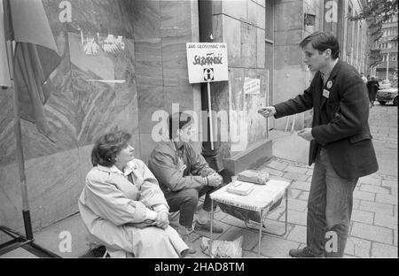 Warszawa, 1989-06-04. Wybory do Sejmu i Senatu. Punkt informacyjny Solidarnoœci przed lokalem Obwodowej Komisji Wyborczej (gmach Biblioteki Publicznej m.st. Warszawy), przy ul. Koszykowej. gr PAP/Ireneusz Sobieszczuk Stockfoto