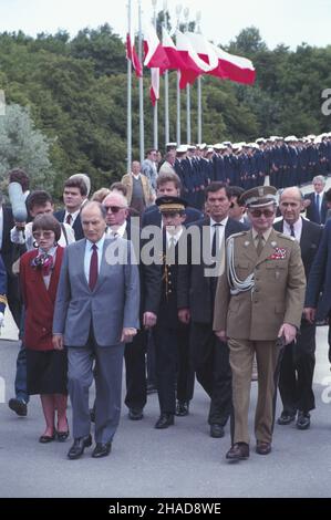 Gdañsk 15.06.1989. Wizyta prezydenta Francji Francoisa Mitterranda w Polsce (14-16.06.189). NZ. na pierwszym planie: Francois Mitterand (L) i przewodnicz¹cy Rady Pañstwa gen. Wojciech Jaruzelski pod pomnikiem Obroñców Wybrze¿a na Westerplatte. ka PAP/Ireneusz Sobieszczuk Danzig, 15. Juni 1989. Der französische Präsident Francois Mitterrand besucht Polen (14-16. Juni 189). Im Vordergrund: Präsident Francois Mitterand (links), Vorsitzender des Staatsrates der Polnischen Volksrepublik General Wojciech Jaruzelski am Denkmal für die Verteidiger der Küste bei Westerplatte. k Stockfoto