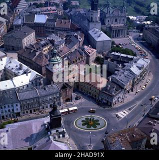 Lublin 07,1989. Plac £okietka. U do³u wie¿a Nowego Ratusza, powy¿ej XIV-wieczna Brama Krakowska. U góry, z prawej neogotycka wie¿a-dzwonnica tzw. Wie¿a Trynitarska i barokowy koœció³ - katedra œw. Jana Chrzciciela i œw. Jana Ewangelisty przy ul. Królewskiej. ka PAP/Ireneusz Sobieszczuk Leszek Wróblewski Dok³adny dzieñ wydarzenia nieustalony. Lublin Juli 1989. Der Lokietka-Platz. Unten der Turm des Neuen Rathauses, über dem Krakowska-Tor aus dem 14th. Jahrhundert. Am oberen Ende des neogotischen Glockenturms befindet sich der sogenannte Trynitarska-Turm und eine barocke Kirche - der Heilige Johannes der Täufer und Stockfoto