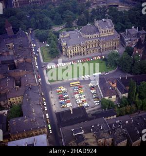 Kraków 07,1989. Plac œw. Ducha. U góry gmach Teatru im. Juliusza S³owackiego wzniesiony pod koniec XIX w stylu elektycznym. Po prawej wie¿a koœcio³a pw. œw. Krzy¿a. ka PAP/Ireneusz Sobieszczuk Leszek Wróblewski Dok³adny dzieñ wydarzenia nieustalony. Krakau Juli 1989. St. Spirit Square. An der Spitze das Juliusz Slowacki Theater, das Ende des 19th. Jahrhunderts im eklektischen Stil erbaut wurde. Auf der rechten Seite der Turm der St. Cross Kirche. ka PAP/Ireneusz Sobieszczuk Leszek Wroblewski Veranstaltungstag unbekannt Stockfoto