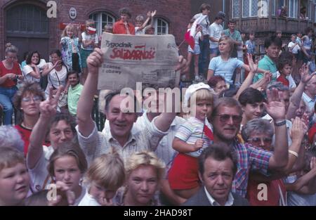 Gdañsk 11.07.1989. Wizyta prezydenta Stanów Zjednoczonych Ameryki Pó³nocnej George'a Busha w Polsce (9-11.07.1989). NZ. Ludzie zgromadzeni na ulicy Cystersów pozdrawiaj¹ prezydenta USA przyby³ego do bazyliki pw. Trójcy Œwiêtej, NMP i œw. Bernarda w dzielnicy Oliwa. ka PAP/Grzegorz Rogiñski Danzig 11. Juli 1989. Der Präsident der Vereinigten Staaten von Amerika, George Bush, besucht Polen (9-11. Juli 1989). Im Bild: Die Menschen in der Cystersow Street begrüßen US-Präsident George Bush bei der Ankunft in der Heiligen Dreifaltigkeit, der Heiligen Maria und dem Hl. Bernard Badilica im Bezirk Oliwa. ka PAP/Grzegorz Rog Stockfoto