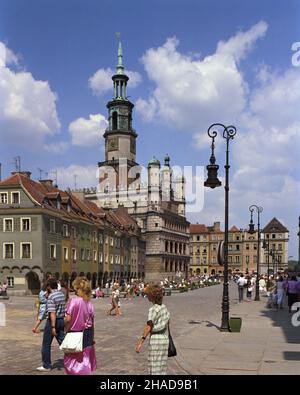 Poznañ 08,1989. Stary Rynek na Starym Mieœcie. NZ. wschodnia pierzeja rynku z renesansowym Ratuszem i domkami budniczymi (z lewej). ka PAP/Jan Morek Dok³adny dzieñ wydarzenia nieustalony. Posen, 1989. August. Der Marktplatz der Altstadt. Im Bild: Die Ostseite des Platzes mit dem Rathaus aus Renaissance und den Mietshäusern aus dem 16th. Jahrhundert (links). ka PAP/Jan Morek Termin unbekannt. Stockfoto