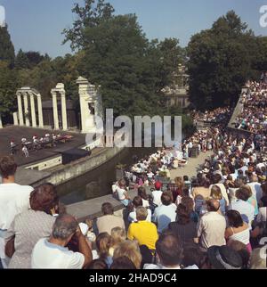 Warszawa 08,1989. Wystêp w Amfiteatrze w £azienkach Królewskich japoñskiego zespo³u dzieciêcego Marimba Ponies. Grupa, sk³adaj¹ca siê z dziewiêciorga dzieci w wieku od 6 do 12 lat, przygotowa³a dla polskiej publicznoœci instrumentalne wersje polskich piosenek oraz utwory Fryderyka Chopina. ka PAP/Ireneusz Sobieszczuk Dok³adny dzieñ wydarzenia nieustalony. Warschau, August 1989. Die japanische Kindergruppe Marimba Ponies tritt im Amphitheater im Royal Lazienki Park auf. Die Gruppe, bestehend aus neun Kindern im Alter von 6 bis 12 Jahren, spielte Instrumentalversionen von polnischen Liedern und Fryderyk C. Stockfoto