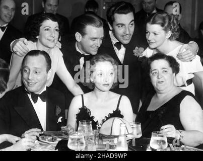 Party im Cafe Trocadero Night Club in Los Angeles im Februar 1936 von der East Coast Socialite EDITH GWYNN WILKERSON (links oben) mit Gästen DOUGLAS FAIRBANKS Jr. CESAR ROMERO BETTY FURNESS und vor Regisseur J. WALTER REUBIN MARLENE DIETRICH und der international bekannten Gastgeberin ELSA MAXWELL Stockfoto